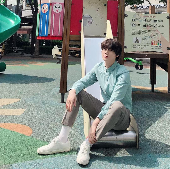 Nam diễn viên thường không quá cầu kỳ về trang phục xuống phố. Anh thường diện áo sơ mi hay áo phông, quần kaki và giày thể thao.