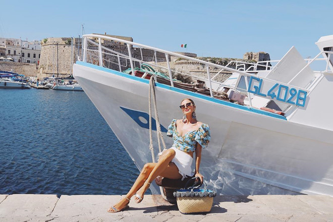 Người phụ nữ 50 tuổi được Theuppers ưu ái gọi là “bà ngoại quyến rũ nhất hành tinh”. Bà ngoại U50 thường khoe gu thời trang sành điệu không thua kém các fashionista.