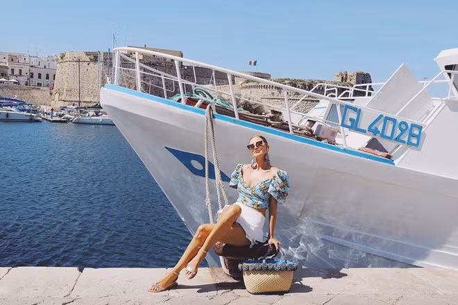 Người phụ nữ 50 tuổi được Theuppers ưu ái gọi là “bà ngoại quyến rũ nhất hành tinh”. Bà ngoại U50 thường khoe gu thời trang sành điệu không thua kém các fashionista.