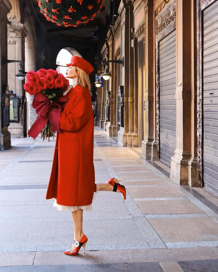 Bà ngoài tuổi 50 này khá ưu ái áo trench coat, chân váy bút chì hay những kiểu áo khoác dáng váy thời thượng.