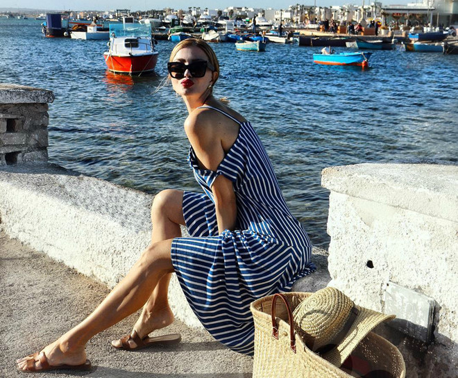 Tùy vào hoàn cảnh, Zaklina phối đồ hết sức phù hợp. Khi đi chơi, cô chọn váy trễ vai gợi cảm với sandal và mũ cói túi cói.