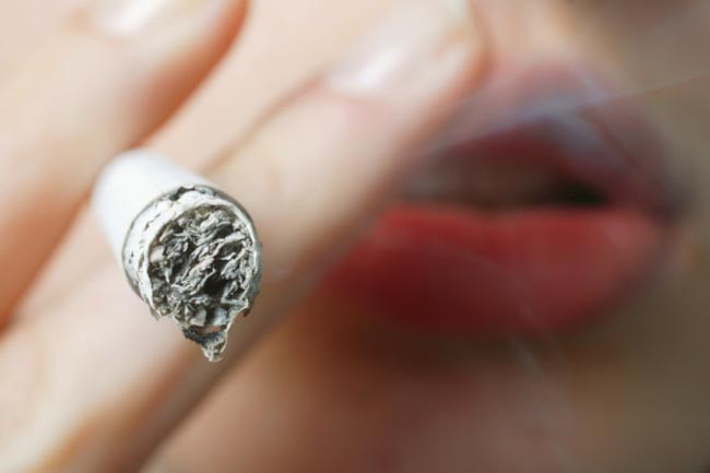 Hút thuốc lá: Theo nghiên cứu, những người hút thuốc lá quá nhiều có thể bị giảm 8 năm tuổi thọ. Hút thuốc cũng làm xuất hiện nếp nhăn và gây bạc tóc. Hút thuốc lá còn gây ung thư, bệnh tim mạch và các vấn đề về trí nhớ.