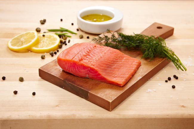 Thiếu các chất béo lành mạnh trong chế độ ăn: Chúng ta thường loại bỏ hoàn toàn chất béo khỏi chế độ ăn để giảm cân. Tuy nhiên, có một loại chất béo có lợi cho sức khỏe có tên là axit béo omega-3, một chất thiết yếu để có cơ thể khỏe mạnh, làn da mềm mịn, trái tim khỏe, trí óc minh mẫn và sức mạnh để chống lại bệnh tiểu đường. Chế độ ăn thiếu omega-3 sẽ làm tăng tình trạng viêm tế bào, kích hoạt quá trình lão hóa. 