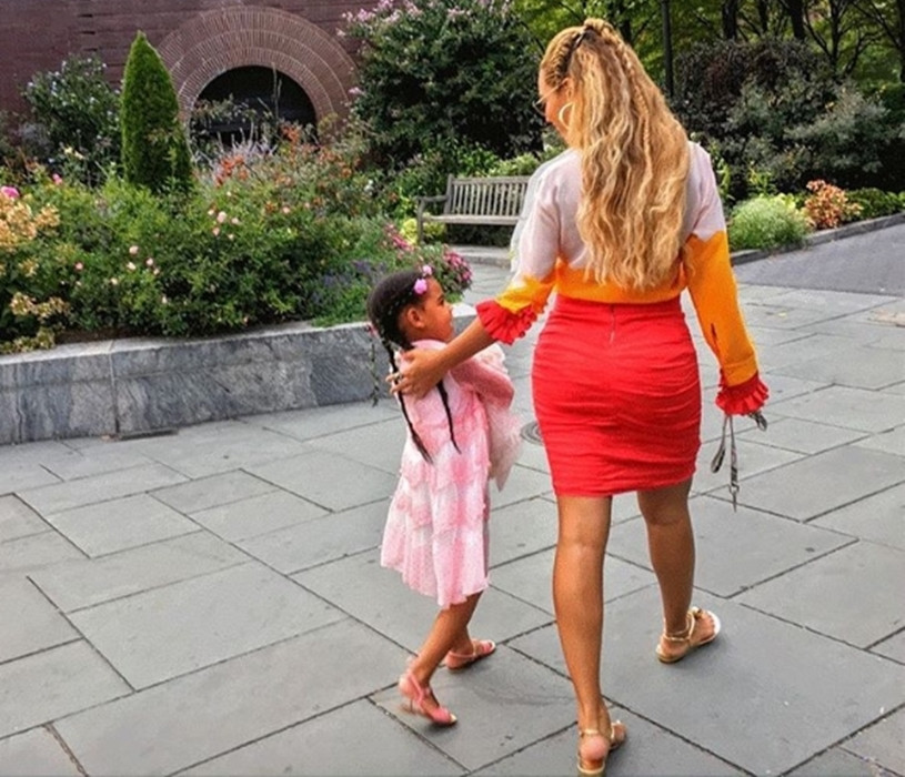 Phụ nữ sống gắn bó hơn: Phụ nữ có nồng độ oxytocin cao hơn nam giới. Oxytocin được gọi là "hormone tình yêu", nó thúc đẩy sự gắn bó, gắn kết các mối quan hệ và giảm bớt căng thẳng. Thậm chí, oxytocin cũng có vai trò tạo sự gắn kết giữa mẹ và con.