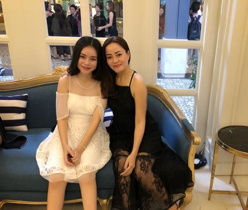 Bà mẹ hai con thường xuyên chia sẻ hình ảnh chụp cùng con gái. Chị ăn mặc trẻ trung chẳng kém con gái.