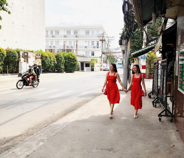 Hai mẹ con Trà My còn diện váy đôi điệu đà, nữ tính.