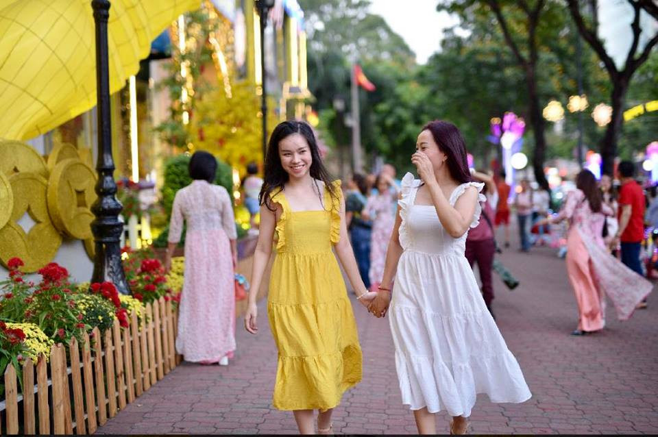 My Na và Trà My diện váy đôi khác màu cực xinh.