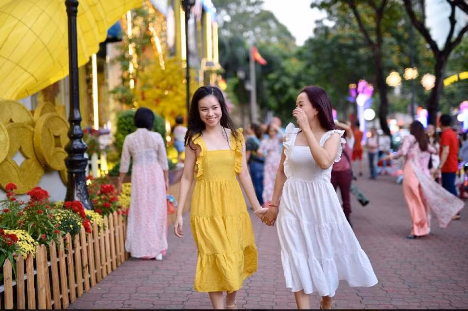 My Na và Trà My diện váy đôi khác màu cực xinh.