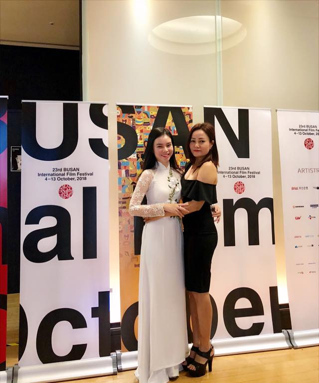 Bà mẹ diện váy trễ vai gợi cảm đi sự kiện cùng con gái.