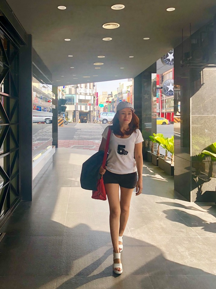 Mẹ Trà My vẫn hết sức trẻ trung với áo phông và quần short.