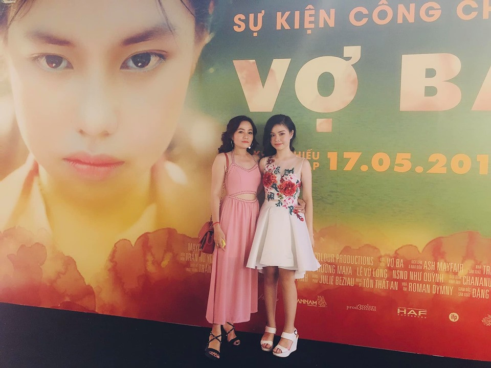 Dù không hoạt động trong giới giải trí nhưng chị My Na, mẹ nữ chính 15 tuổi phim Vợ ba, có phong cách ăn mặc sành điệu và rất trẻ trung.