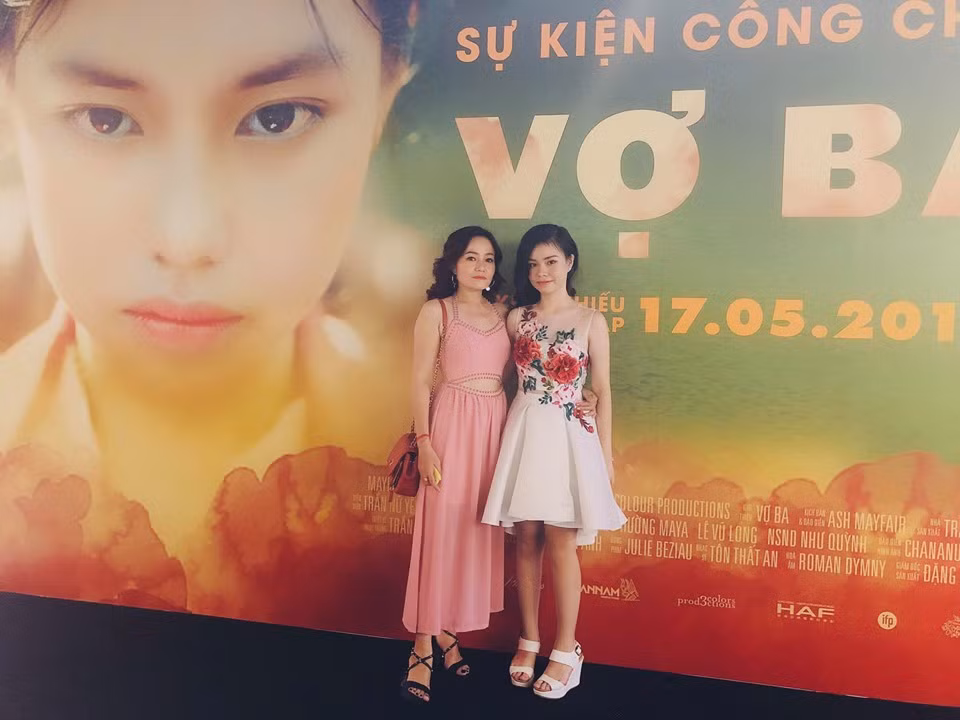 Dù không hoạt động trong giới giải trí nhưng chị My Na, mẹ nữ chính 15 tuổi phim Vợ ba, có phong cách ăn mặc sành điệu và rất trẻ trung.