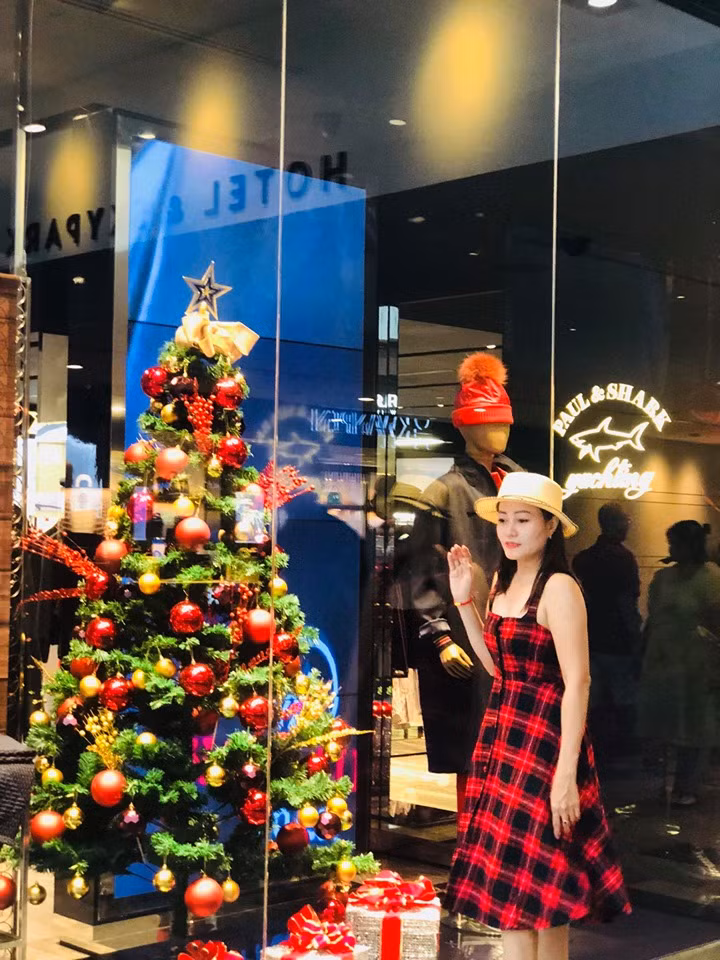 Bà mẹ hai con thường diện các kiểu váy hai dây dáng dài phối với giày thể thao khỏe khoắn.