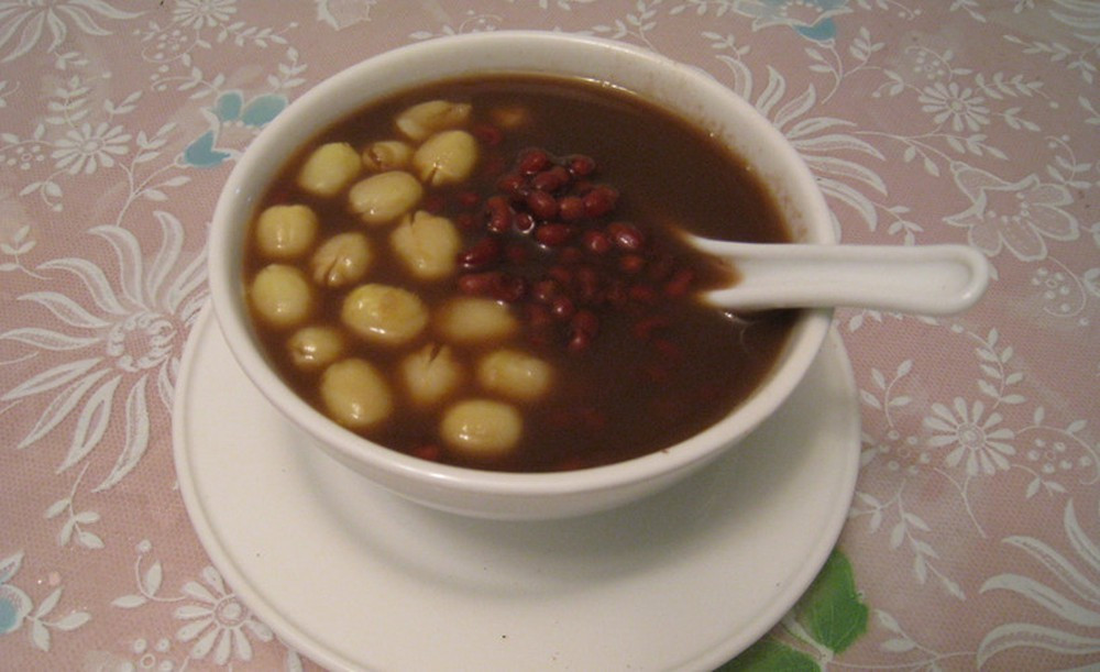 Món chè hạt sen đậu đỏ có tác dụng bổ tỳ trị tả, tốt cho đường ruột, cải thiện chức năng hấp thu, dưỡng tâm an thần, ích thận cố tinh, chống lão hóa, tăng cường chức năng tim mạch, an thai và tốt với người bị di tinh.