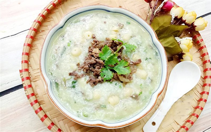 Món cháo này có tác dụng bổ tâm ích tỳ, an thần bổ não, tốt cho người huyết áp cao, động mạch vành, mất ngủ, hay mộng mị ...