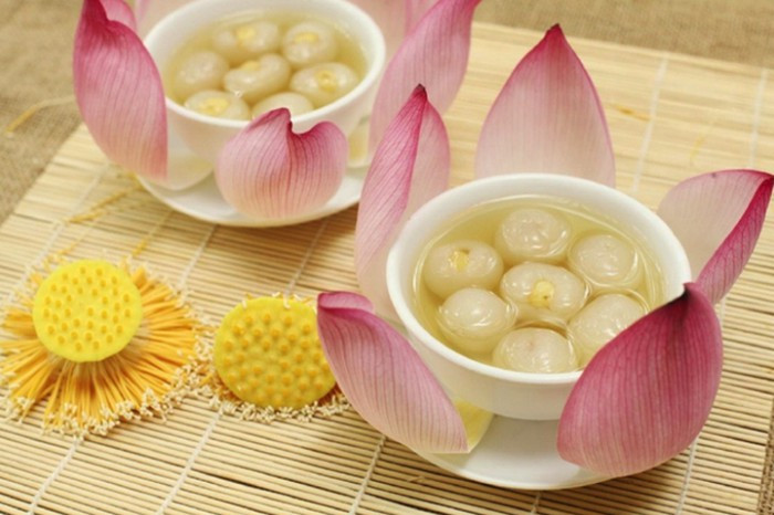 Chè hạt sen long nhãn gồm 200g hạt sen, nhãn, đường phèn. Cách thực hiện: Nhãn bóc bỏ vỏ và hột, chú ý nhẹ nhàng lấy vỏ không làm rách thịt nhãn để có thể lồng hạt sen vào bên trong. Hạt sen rửa sạch, ngâm nước để mềm.