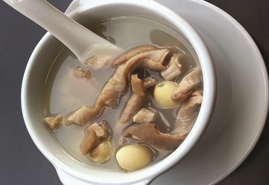 Hạt sen hầm dạ dày lợn: Hạt sen 50g bỏ tâm, nhét vào dạ dày lợn, hầm mềm vớt ra, thái miếng, cho ra đĩa, rắc hành, gừng, tỏi, dầu ăn, gia vị ăn, có tác dụng ích khí bổ hư, kiện tỳ ích vị, tốt cho thai phụ bị phù thũng nhẹ. Ảnh: Internet.