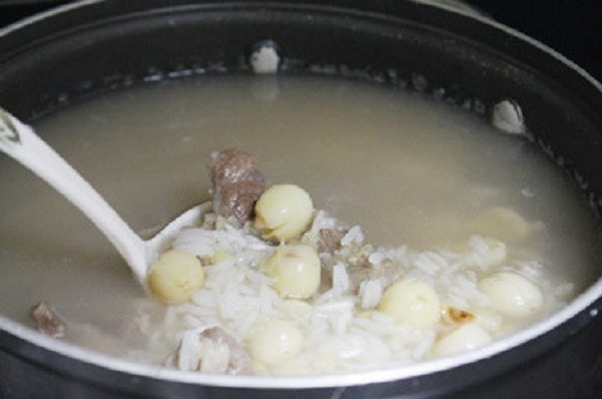 Cháo hạt sen bắp bò: Đỗ xanh đãi sạch. Bắp bò rửa sạch thái lát thịt bò miếng vừa ăn. Cho thịt bò vào nồi, thêm nước lạnh vào ngập mặt thịt rồi thêm ít muối vào đun sôi sau đó để nhỏ lửa ninh đến khi thịt chín mềm.