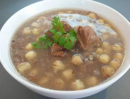 Sau đó bạn rửa sạch hạt sen, đun nước sôi thì thả hạt sen vào đun khoảng từ 15 – 20 phút thì cho đỗ xanh vào đun cùng đến khi đỗ xanh và hạt sen mềm. Món cháo hạt sen này vô cùng bổ dưỡng và tốt cho sức khỏe của cả nhà.