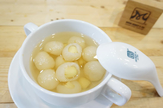 Nấu hạt sen trên bếp khoảng 20 phút, khi thấy hạt sen chín mềm thì cho đường phèn vào nấu tiếp trên lửa nhỏ trong khoảng 5 phút để đường tan và ngấm đều vào hạt sen, thì tắt bếp. Sau đó dùng rây vớt hạt sen ra bát, lồng từng hạt vào trong thịt nhãn. Đun nước lại thật sôi thì cho nhãn lồng hạt sen vào nấu khoảng 2 phút.