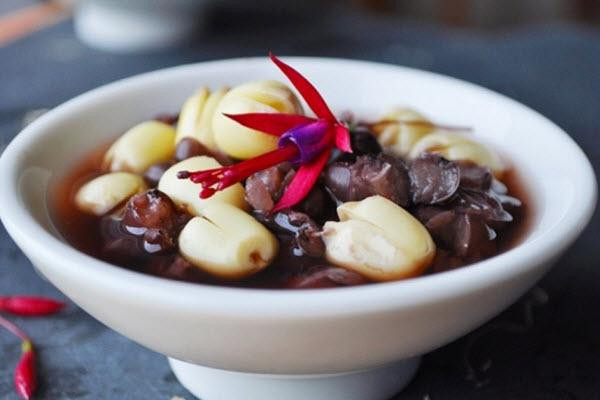 Chè hạt sen, đậu đỏ: Hạt sen tươi 150g, đậu đỏ 200g ngâm 3-5 giờ, trần bì ngâm nở, đường phèn. Cho trần bì nấu mềm, thêm đậu đỏ hầm 20 phút, cuối cùng thêm hạt sen nấu nhừ và cho đường ăn.