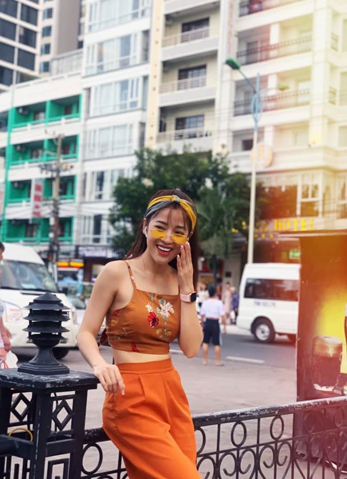 Người đẹp sinh năm 1990 mặc áo yếm phối với quần cùng tông nổi bật xuất hiện trên phố.