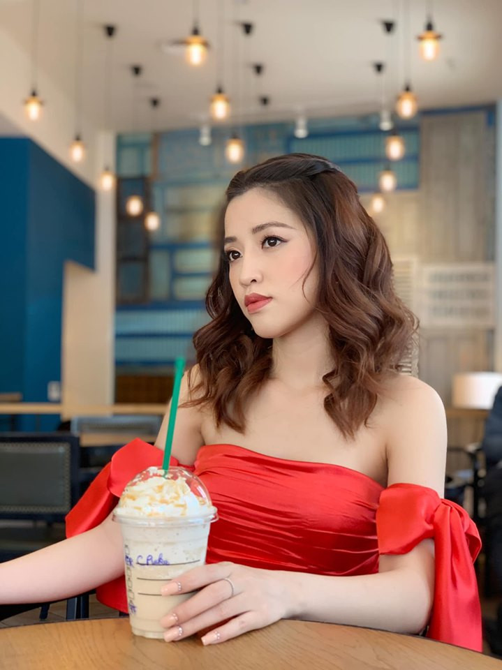 Người đẹp nổi bật nhờ chiếc đầm đỏ gợi cảm.