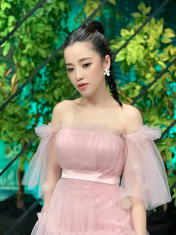 Bạn gái cũ của đạo diễn Diệp Tiên chọn váy hồng cúp ngực để khoe vẻ trẻ trung, nữ tính.