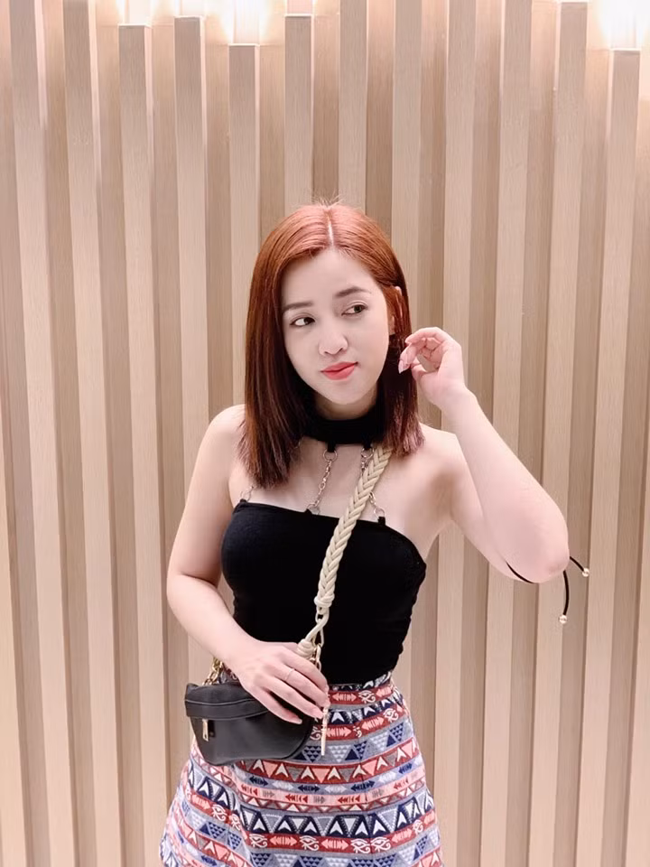 Dường như sau khi chia tay bạn trai lâu năm là đạo diễn Diệp Tiên, diễn viên Puka có cách ăn mặc gợi cảm và nữ tính hơn.