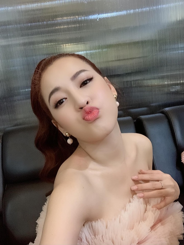 Những trang phục cúp ngực, hở hai được Puka ưu ái hơn để khoe vai trần nõn nà.