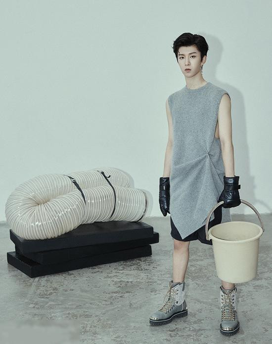 Thừa Thừa mặc áo dáng váy trông khá điệu đà, cá tính. Ảnh: Internet.