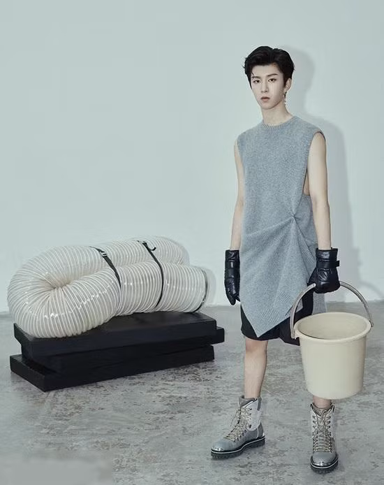 Thừa Thừa mặc áo dáng váy trông khá điệu đà, cá tính. Ảnh: Internet.