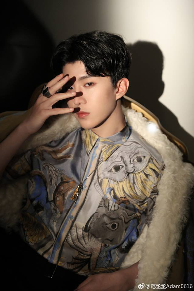 Nam ca sĩ 19 tuổi thường xuyên sử dụng phụ kiện để làm nổi bật thêm cho trang phục.