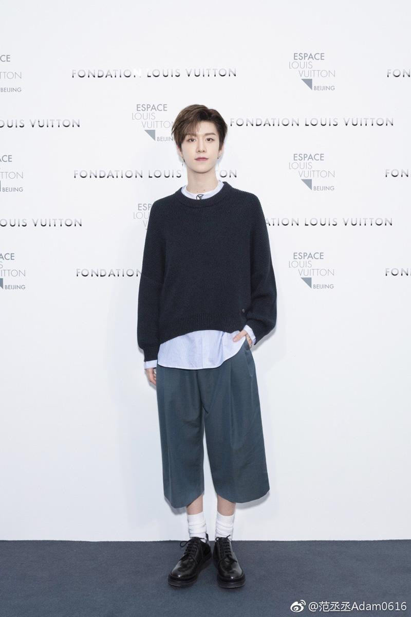 Anh chàng còn từng diện cả quần ống suông giống các chị em.