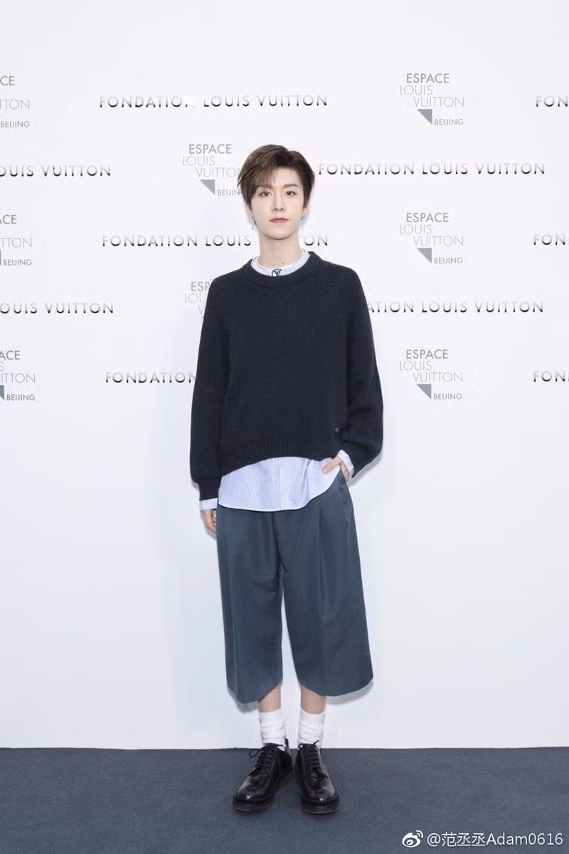 Anh chàng còn từng diện cả quần ống suông giống các chị em.