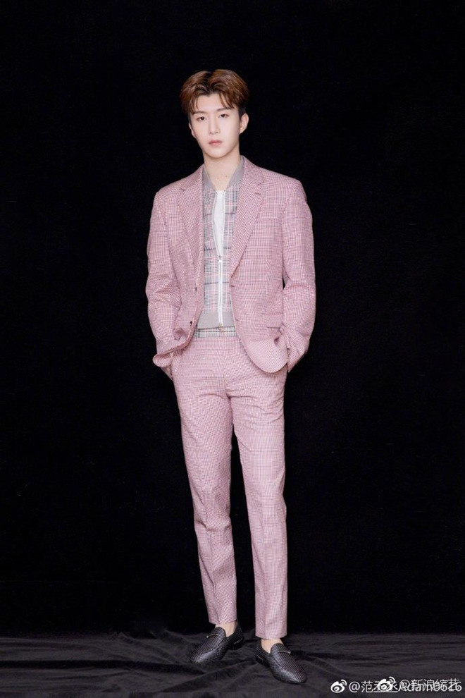 Em trai Phạm Băng Băng thường xuyên mặc các trang phục màu hồng nữ tính.