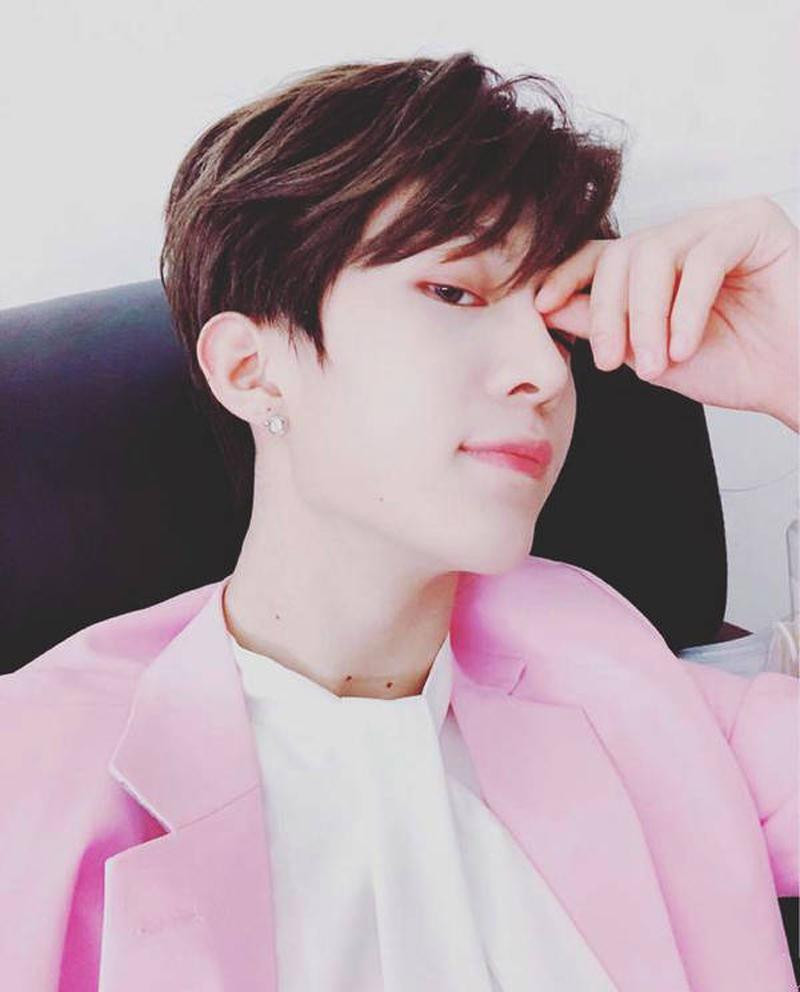 Anh chàng siêu đỏm dáng khi chọn vest tông hồng, sơ mi cổ nơ.