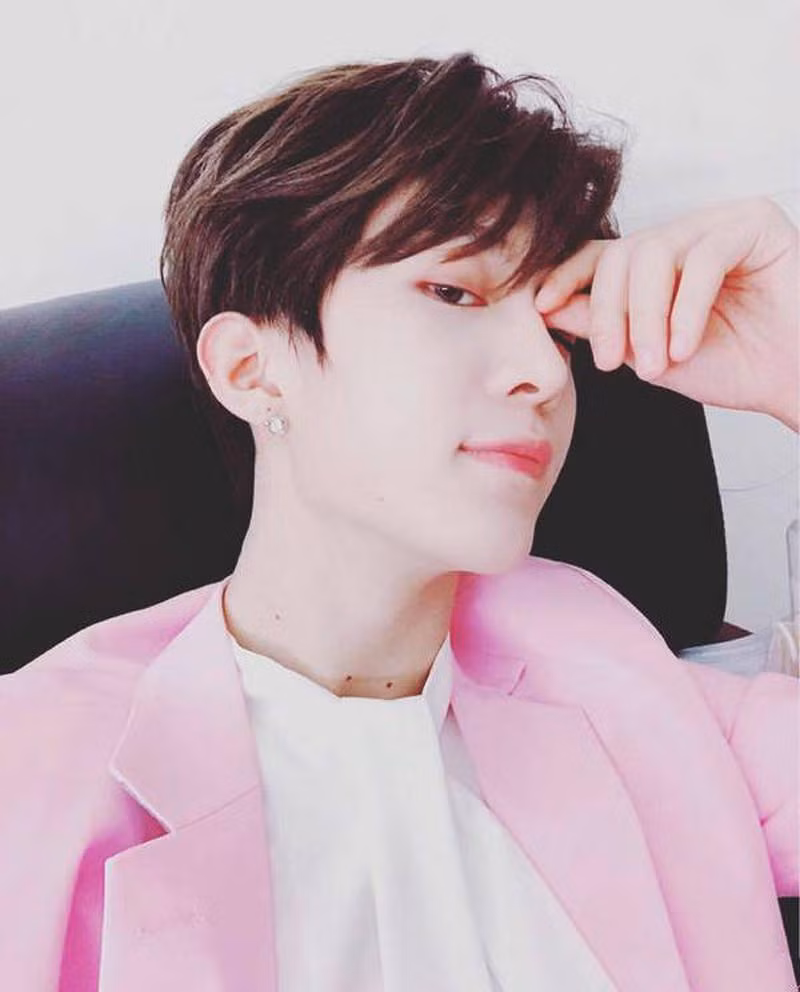 Anh chàng siêu đỏm dáng khi chọn vest tông hồng, sơ mi cổ nơ.