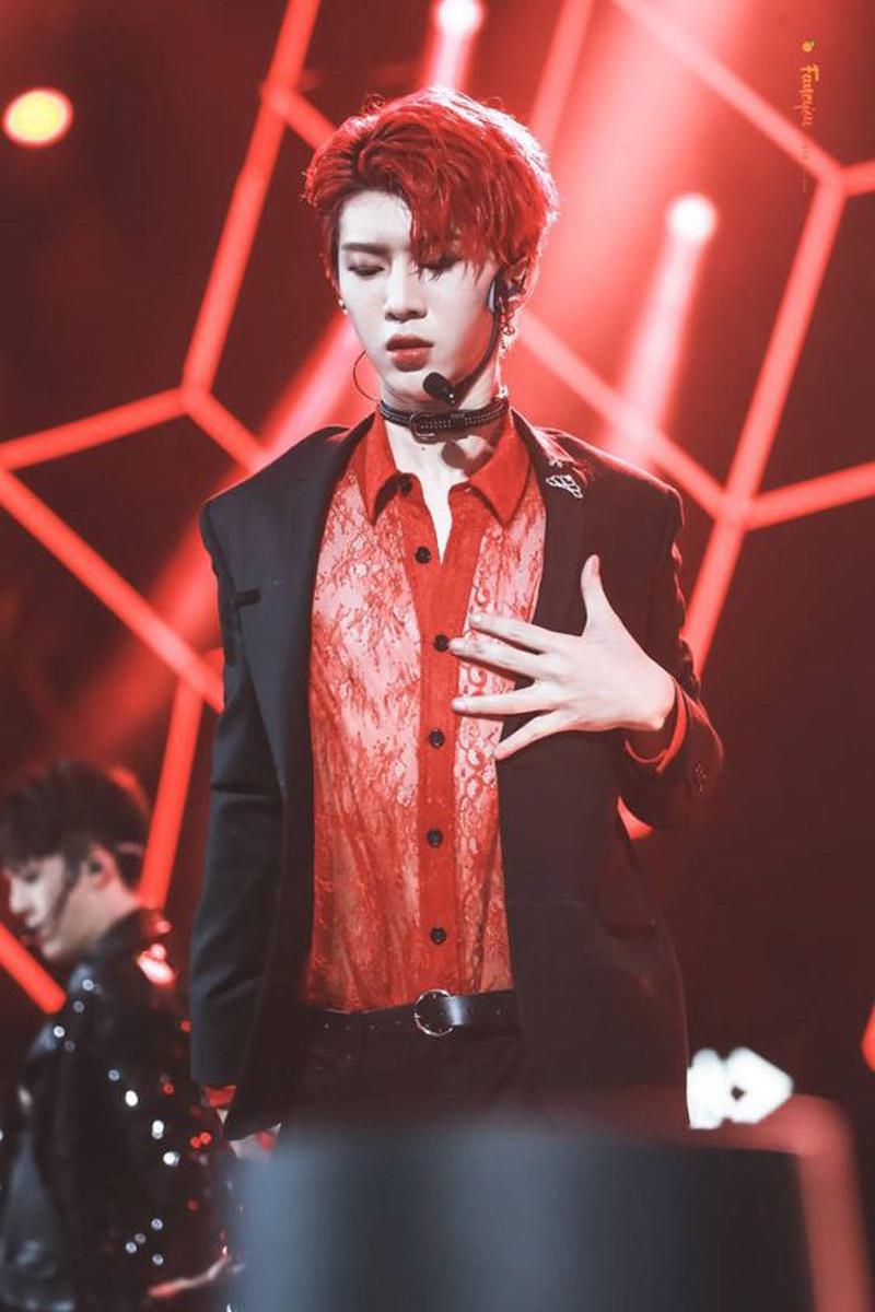 Chiếc áo ren đỏ mỏng tang của em trai Phạm Băng Băng khiến nhiều người thắc mắc về giới tính thật của anh chàng.