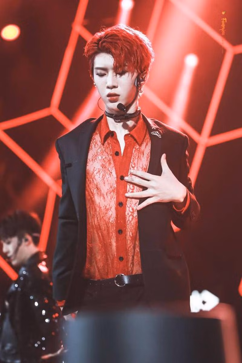 Chiếc áo ren đỏ mỏng tang của em trai Phạm Băng Băng khiến nhiều người thắc mắc về giới tính thật của anh chàng.