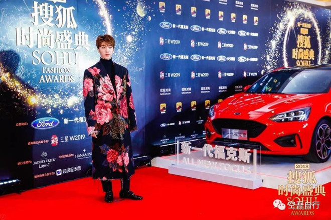 Hình ảnh của nam ca sĩ 19 tuổi có phần nữ tính khi thường xuyên chọn những trang phục điệu đà, thiết kế dành cho phụ nữ.