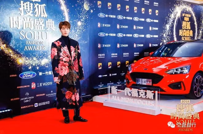 Hình ảnh của nam ca sĩ 19 tuổi có phần nữ tính khi thường xuyên chọn những trang phục điệu đà, thiết kế dành cho phụ nữ.