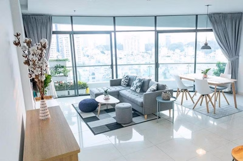 Mới đây, siêu mẫu Minh Tú đã hé lộ không gian căn hộ có diện tích 108m2 ở Quận Bình Thạnh, TP Hồ Chí Minh và chia sẻ: "Tự tay em làm, em đặt cả tấm lòng, tâm tư, tình cảm... Em nó trong trắng chưa qua 1 lần va chạm ạ".