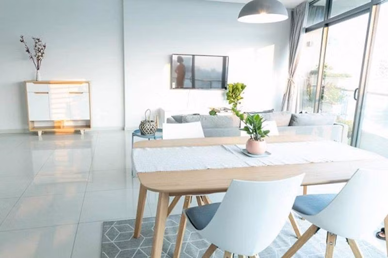 Bên cạnh phòng khách còn có một chiếc bàn nhỏ dành để uống trà, đãi khách.