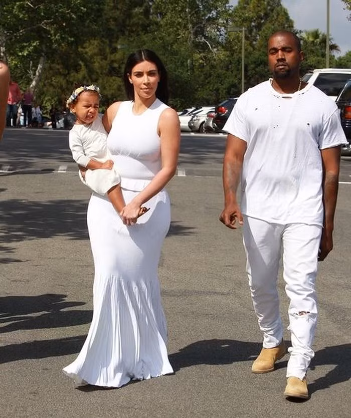 Cặp vợ chồng Kim Kardashian, Kanye West và cô con gái cưng North West cùng diện đồ trắng dạo phố.