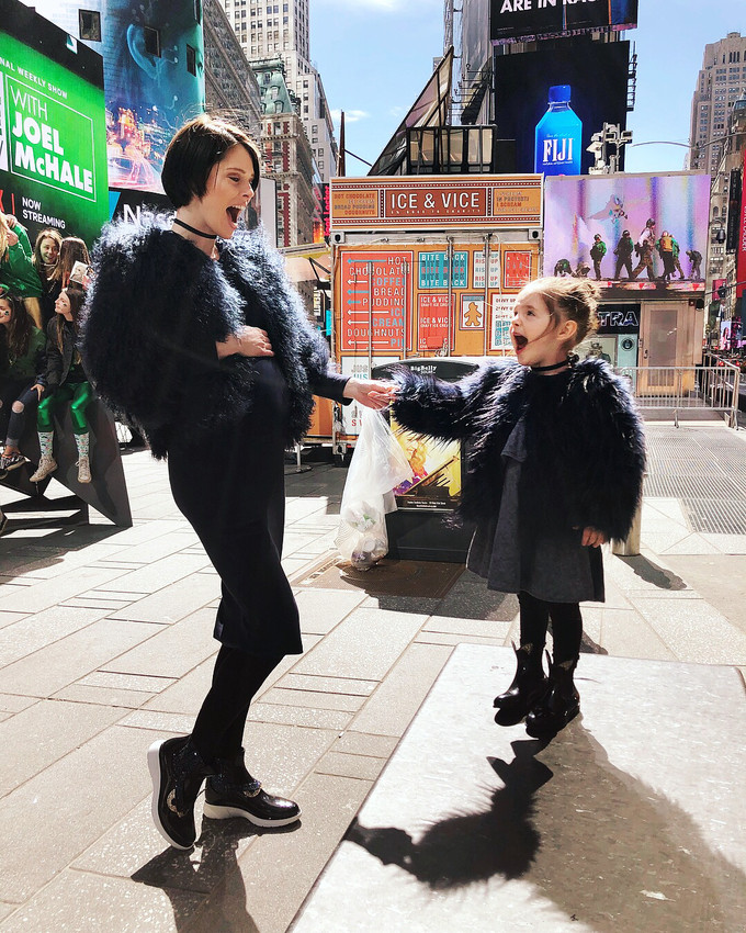 Siêu mẫu Coco Rocha và con gái 3 tuổi Ioni James diện đồ đôi sành điệu.