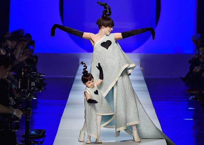 Bà mẹ siêu mẫu từng đưa con gái lên sàn catwalk trình diễn cùng mình.
