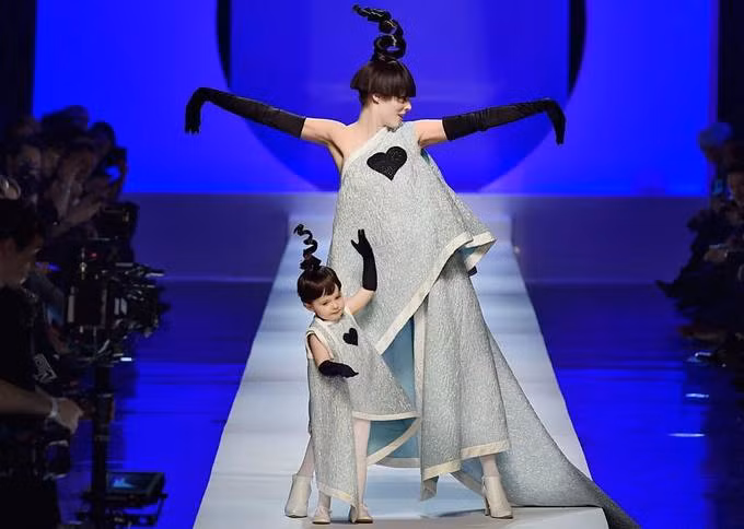 Bà mẹ siêu mẫu từng đưa con gái lên sàn catwalk trình diễn cùng mình.