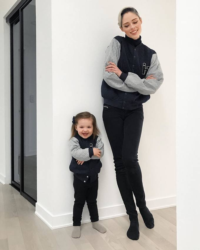 Cô bé diện áo bomber khỏe khoắn cùng skinny jeans và "bắt chước" cách tạo dáng của mẹ. 