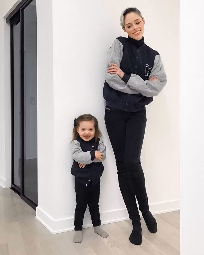 Cô bé diện áo bomber khỏe khoắn cùng skinny jeans và "bắt chước" cách tạo dáng của mẹ. 